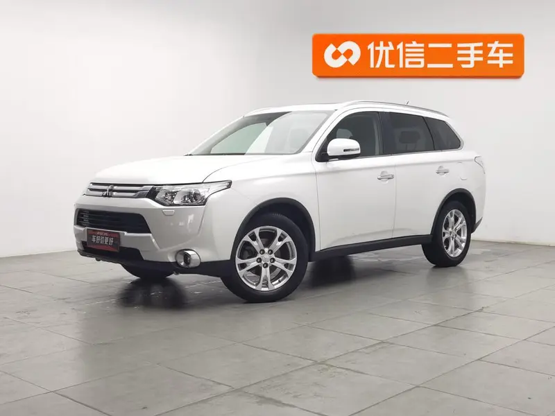 Mitsubishi Outlander (Import) 2.4L 4WD Luxury Edition 7 Seater, 2014 — фото 1