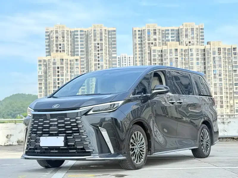 Lexus LM, 2025