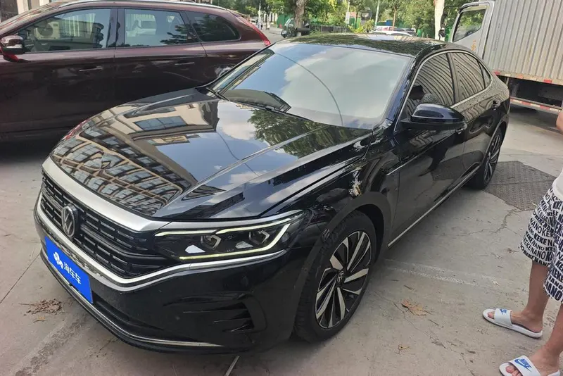 Volkswagen Passat 330TSI Luxury Edition, 2022 — фото 1