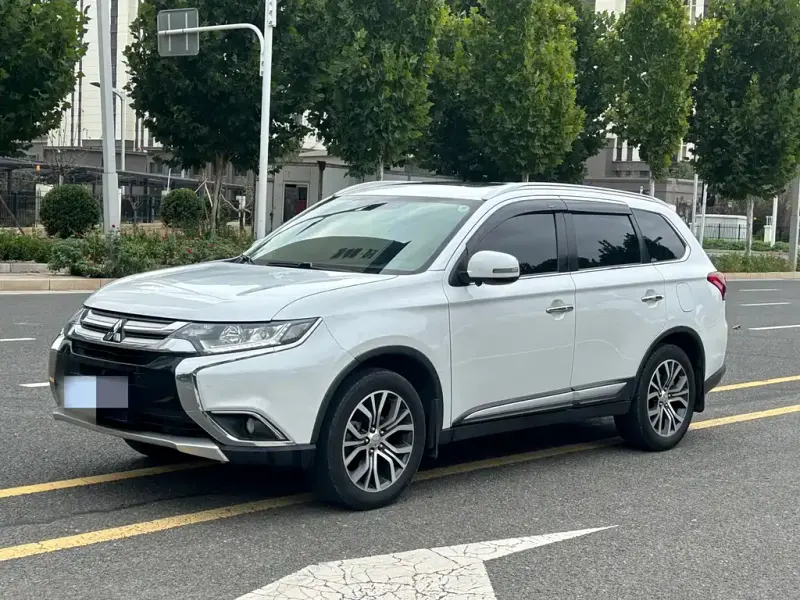 Mitsubishi Outlander Mitsubishi Outlander 2018 2.4L 4WD Luxury Edition 7 seats, 2018 — фото 1