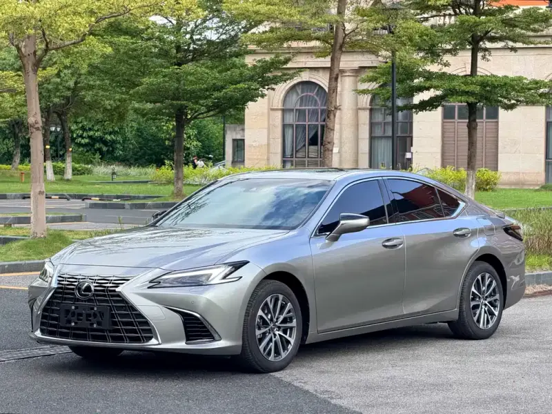 Lexus ES, 2025
