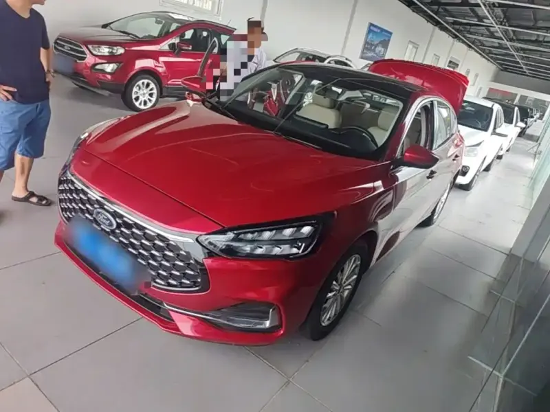 Ford Focus Ford Focus 2021 Sedan EcoBoost 180 Auto Edge Trend Type, 2021 — фото 1