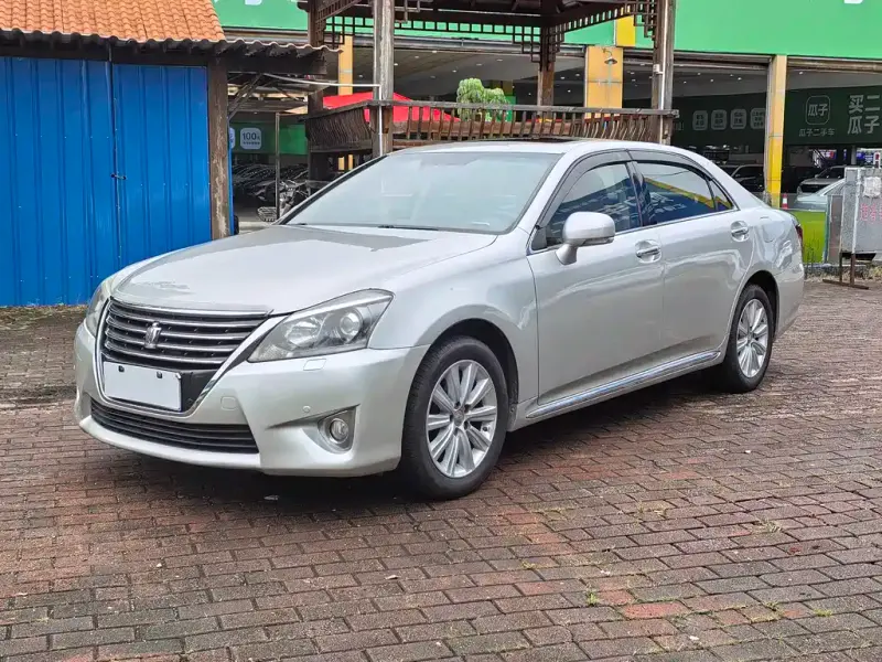Toyota Crown, 2013