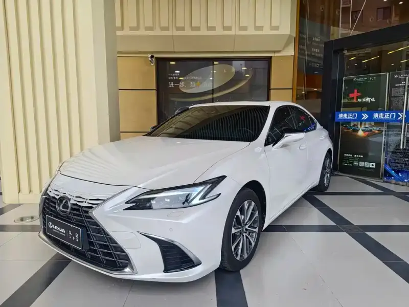 Lexus ES, 2025