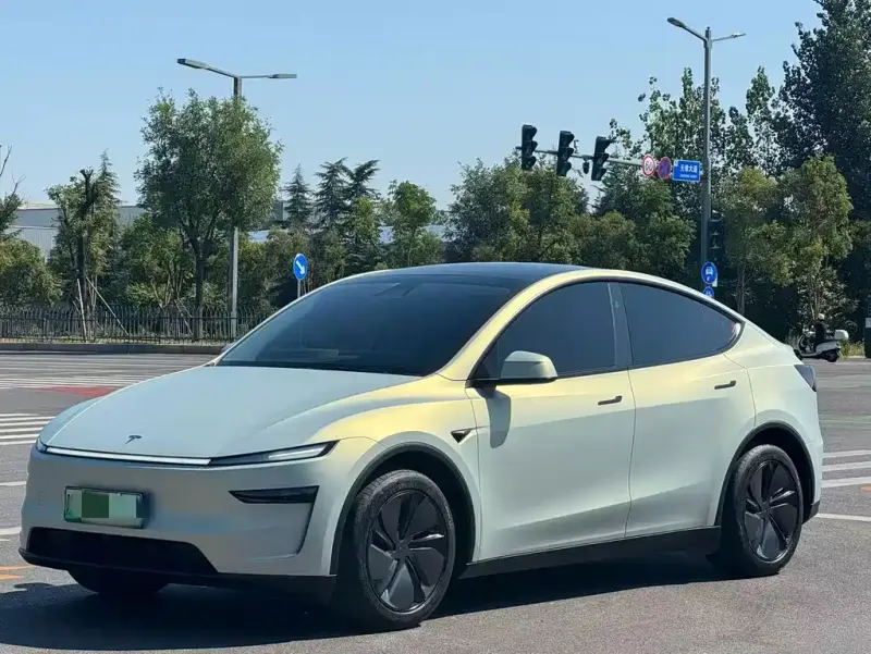 Tesla Model Y, 2025
