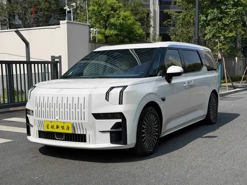 Zeekr 009, 2023