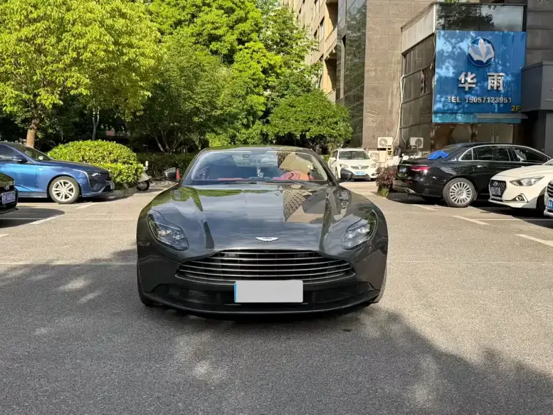 Aston Martin DB11, 2021