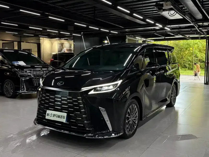 Lexus LM, 2025