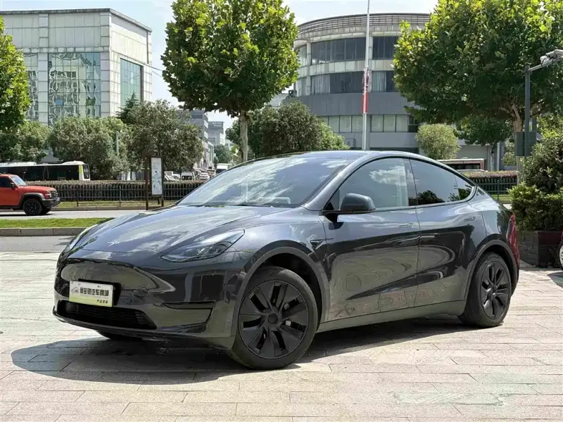 Tesla Model Y, 2025