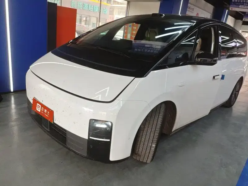 Li Auto Li MEGA, 2025