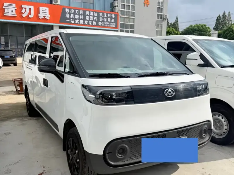 MAXUS V1, 2025