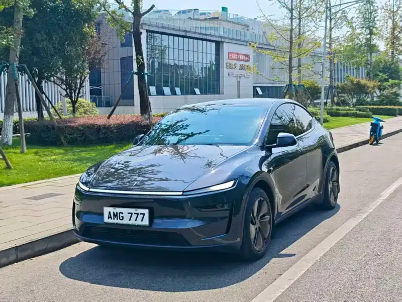 Tesla Model Y, 2025