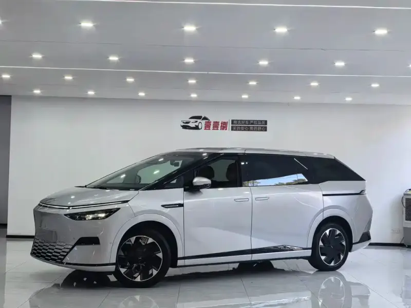 XPeng X9, 2025
