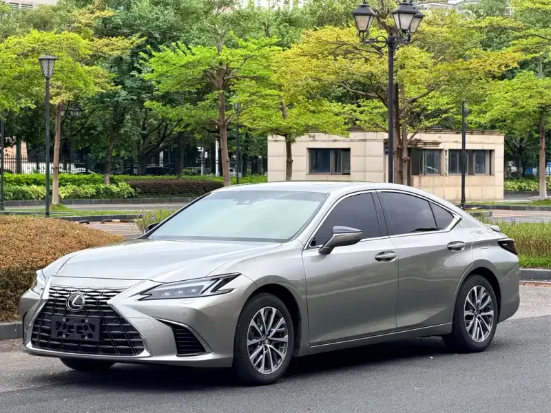 Lexus ES, 2025