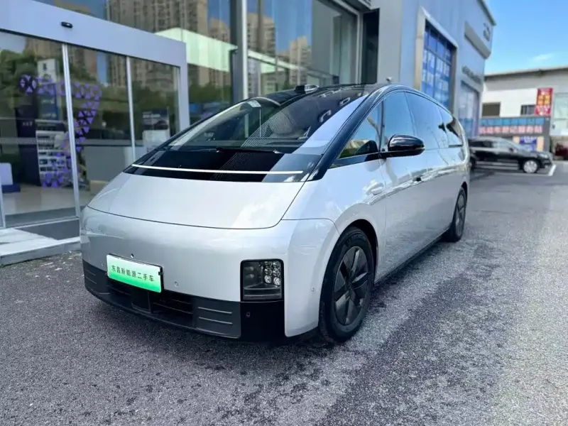 Li Auto Li MEGA, 2025