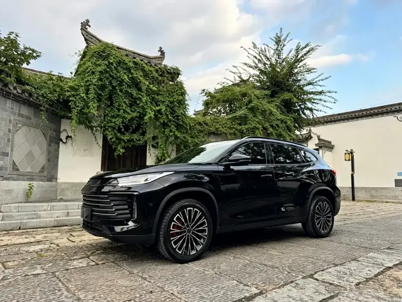 Exeed Lingyun 2025 версия 400T 2WD тёмный пакет версия, 2025 — фото 1