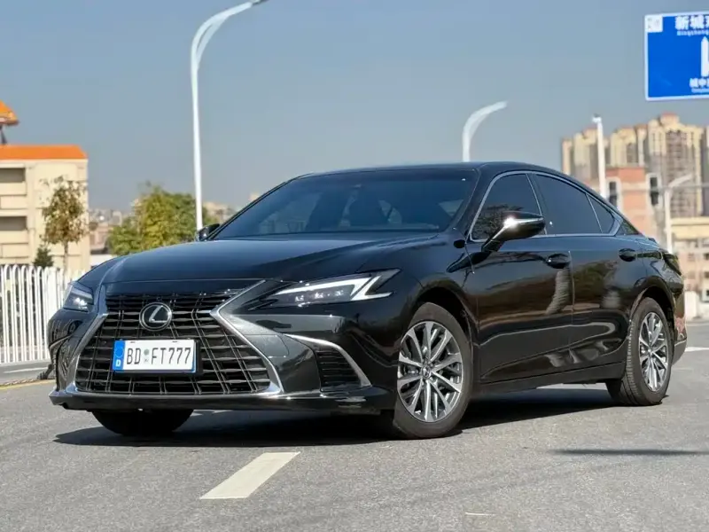 Lexus ES, 2025