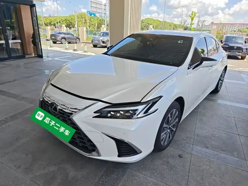 Lexus ES, 2025