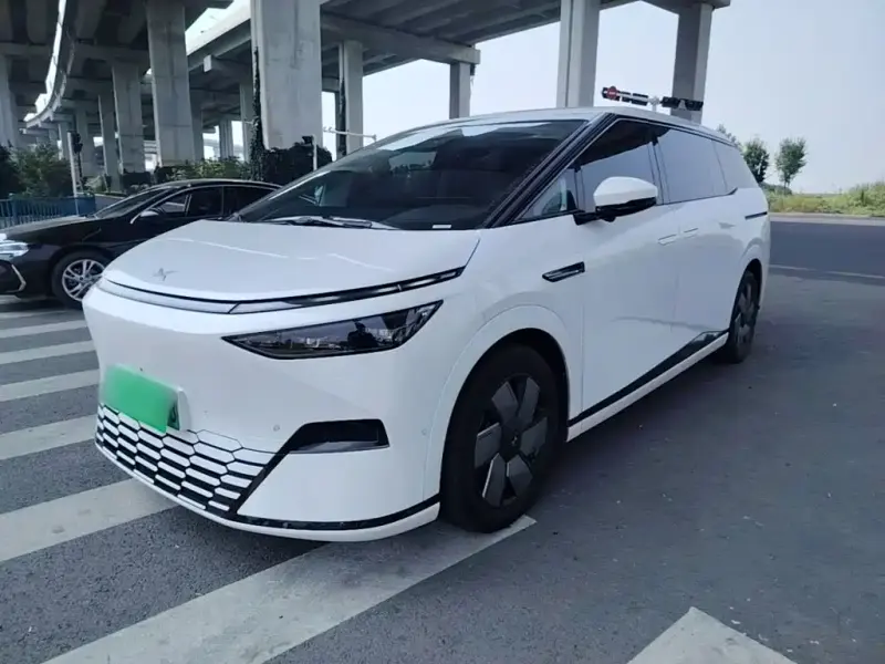 XPeng X9, 2024