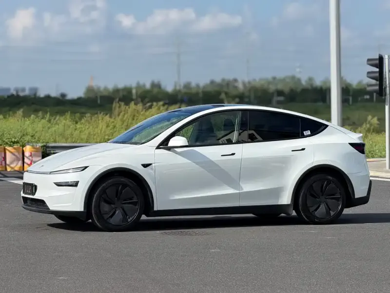 Tesla Model Y, 2025