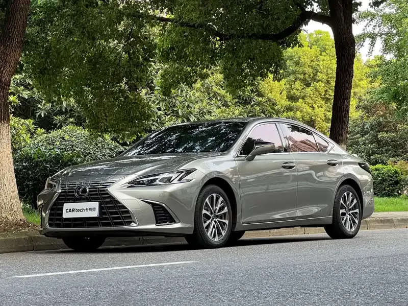 Lexus ES, 2025