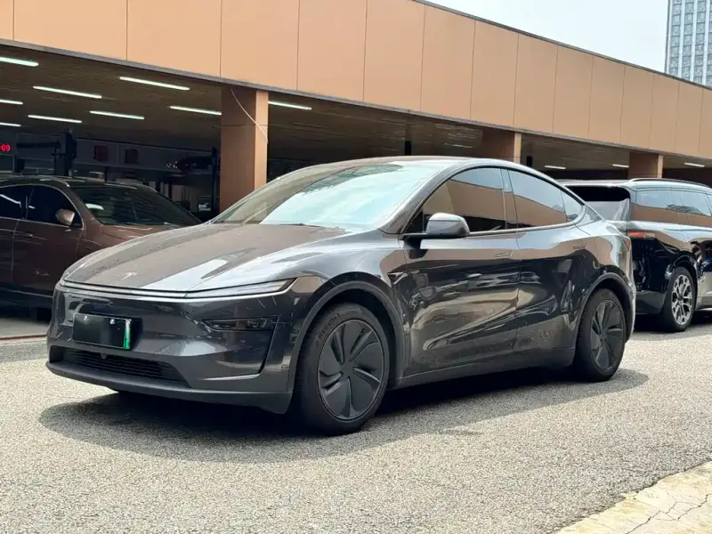 Tesla Model Y, 2025