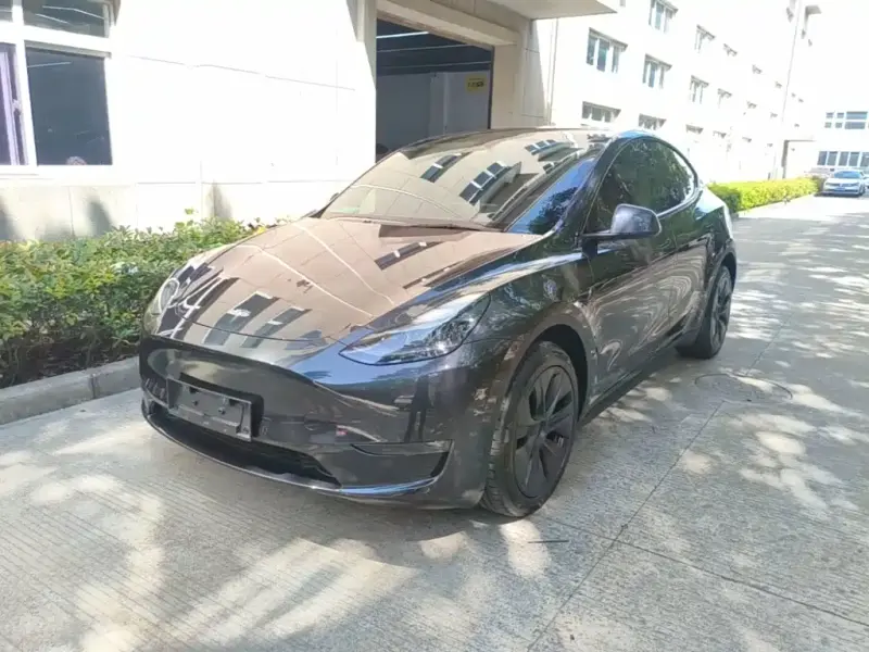Tesla Model Y, 2024
