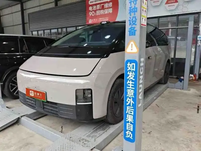 Li Auto Li MEGA, 2025