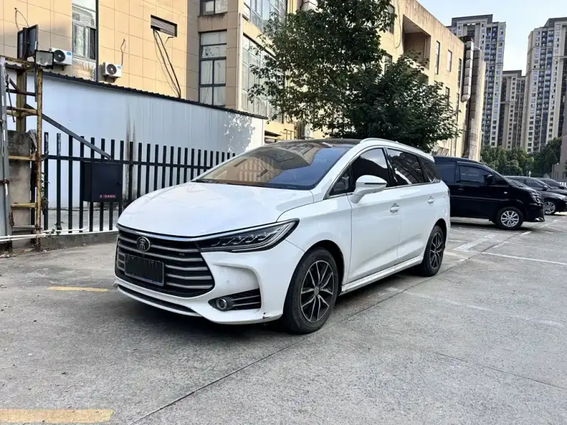 BYD MAX, 2017