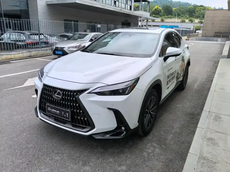 Lexus NX, 2025