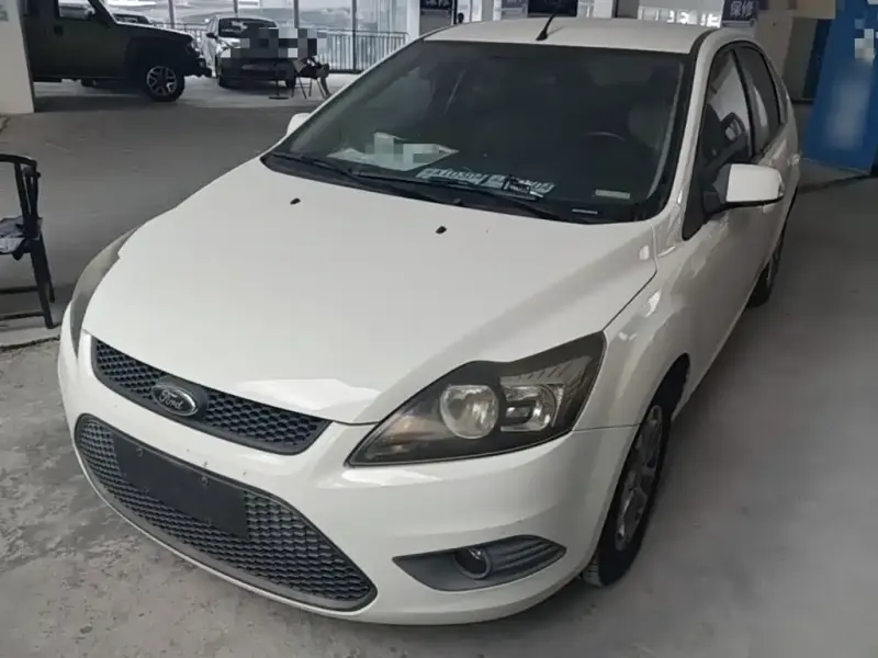 Ford Focus Ford Focus 2013 Hatchback Classic 1.8L Manual Basic Type, 2016 — фото 1