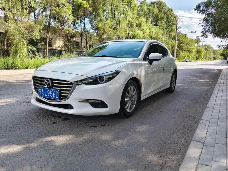 Mazda 3 Axela Hatchback 1.5L Auto Luxury Version CN5, 2017 — фото 1
