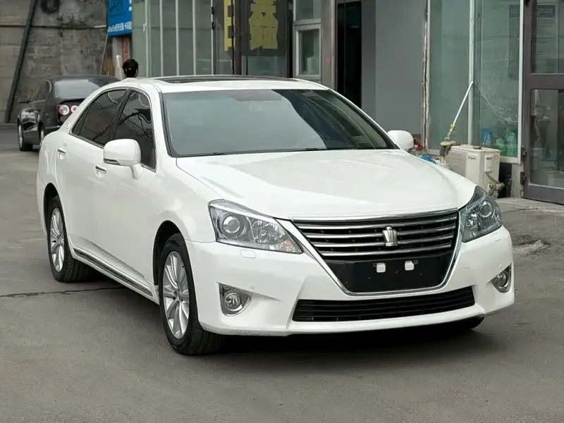 Toyota Crown, 2015