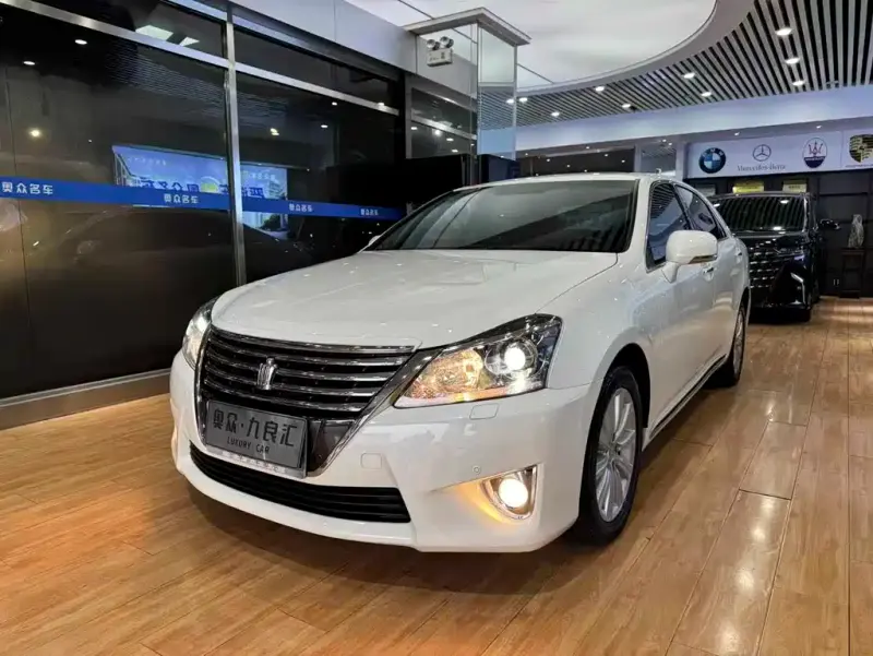 Toyota Crown, 2015