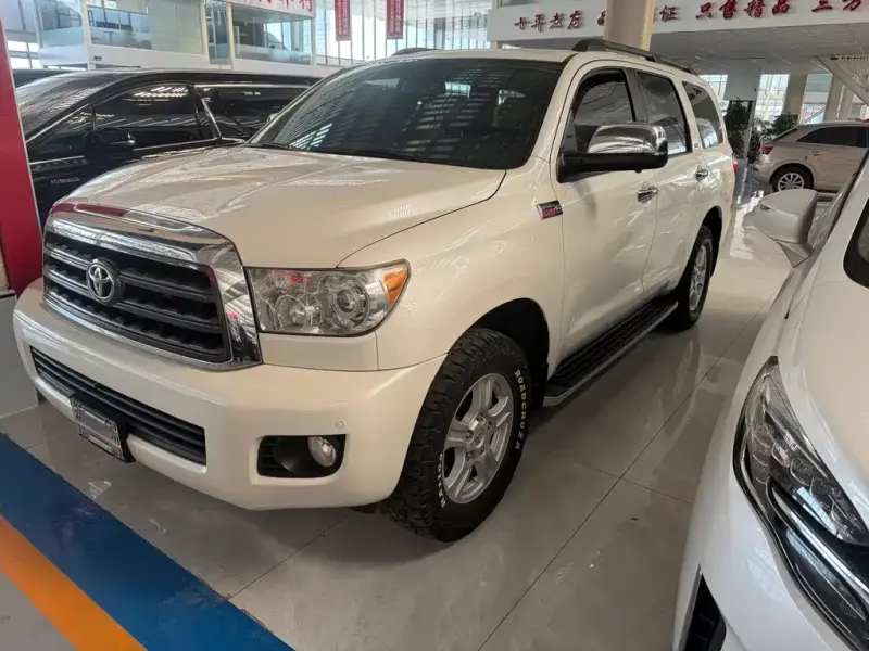 Toyota Sequoia, 2015