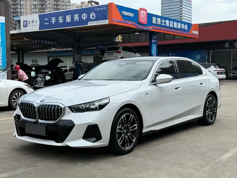 BMW 5 Series, 2025