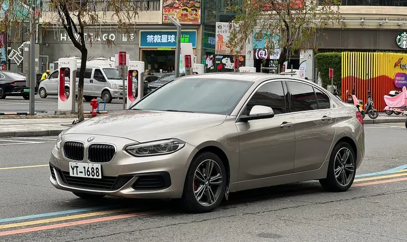 BMW 1-Series 120i Fashion Version, 2020 — фото 1