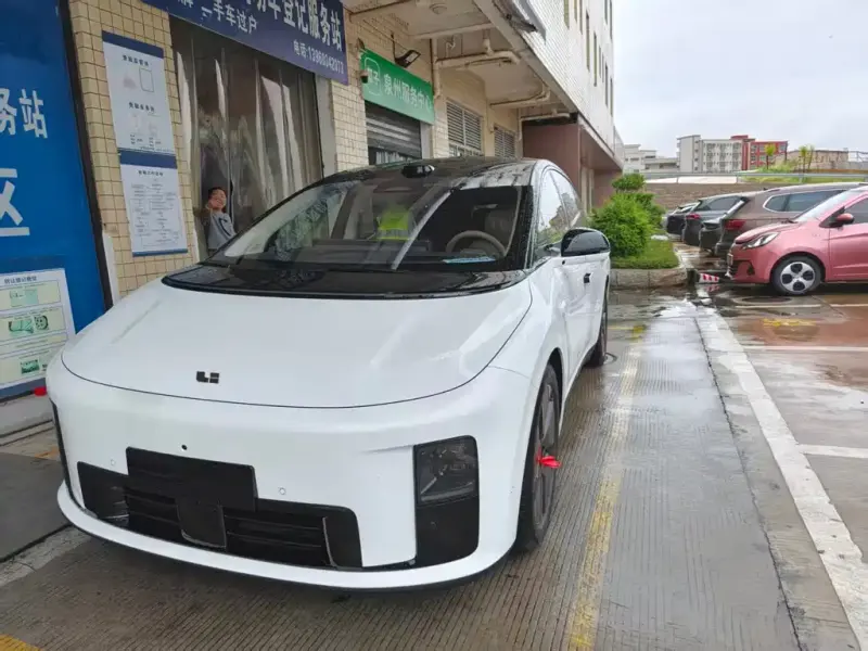 Li Auto i8, 2026