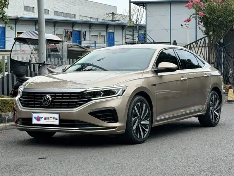 Volkswagen Passat, 2023 — фото 1