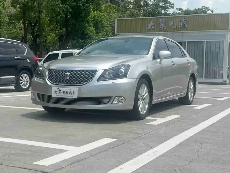 Toyota Crown, 2012