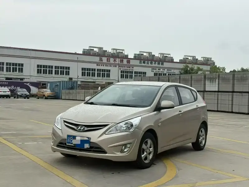 Hyundai Verna 2011 версия хэтчбек 1.4L автомат Стиль GT, 2011 — фото 1