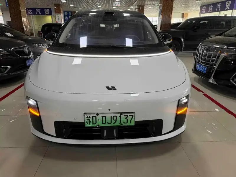 Li Auto i8, 2025