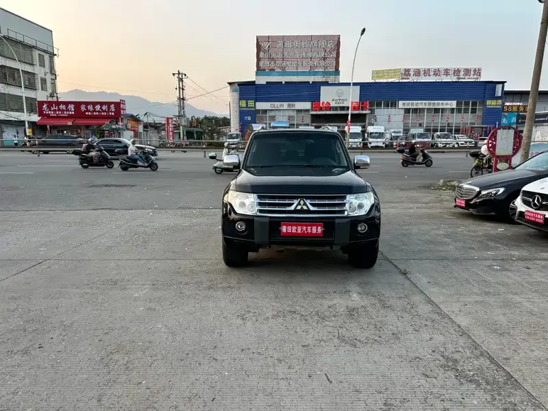 Mitsubishi Pajero (Import), 2011