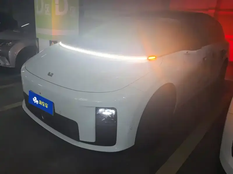 Li Auto i8, 2025