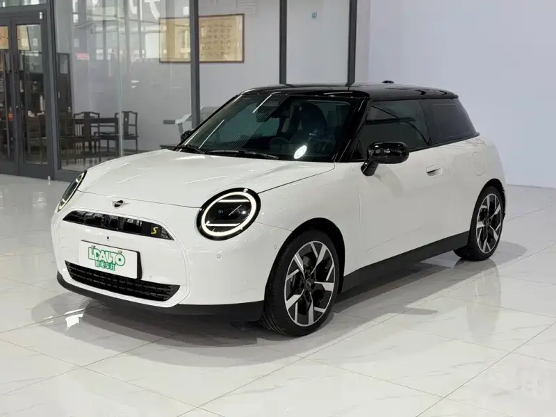 MINI COOPER EV MINI Cooper EV 2025 463km COOPER SE Artist, 2025 — фото 1