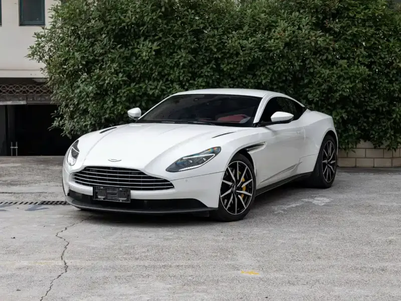Aston Martin DB11, 2022