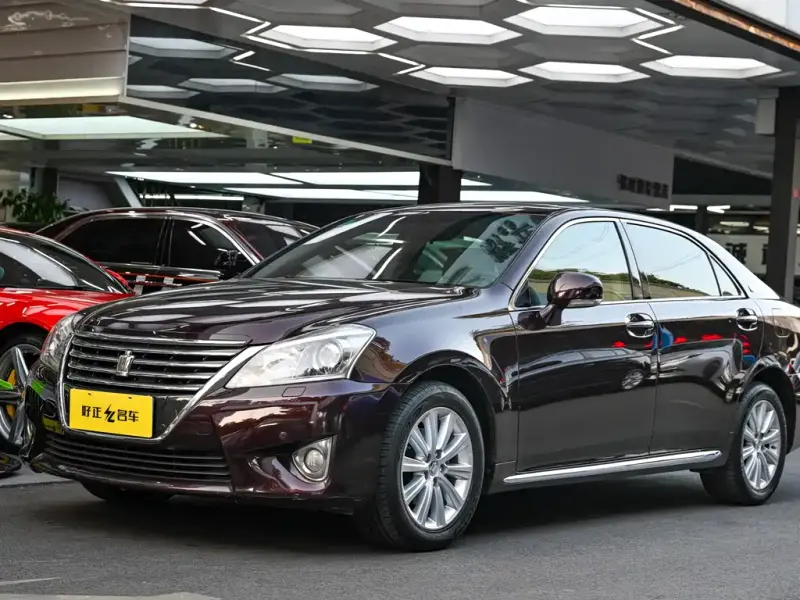 Toyota Crown, 2015