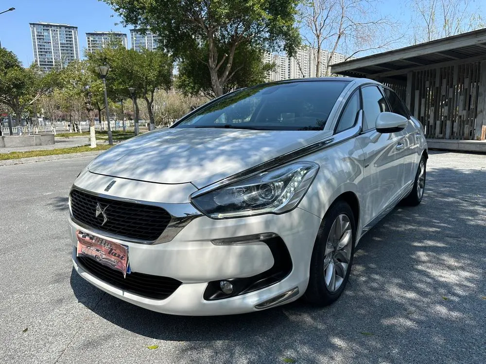 DS 5 1.6T Luxury Edition THP160, 2015 — фото 1