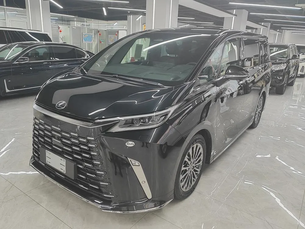 Lexus LM, 2025