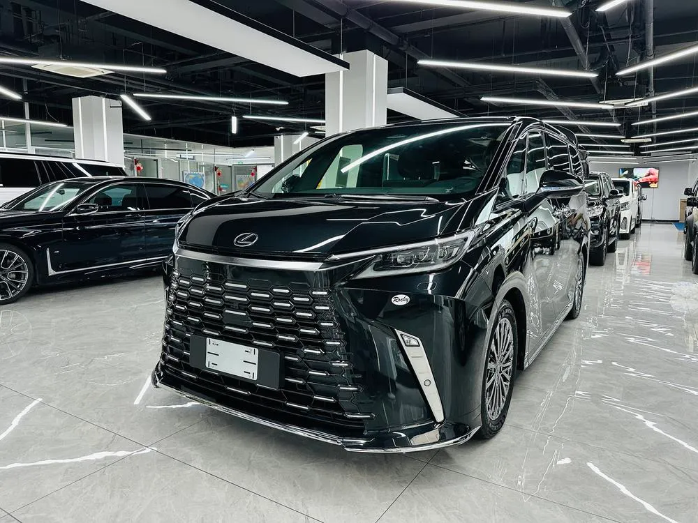 Lexus LM, 2025